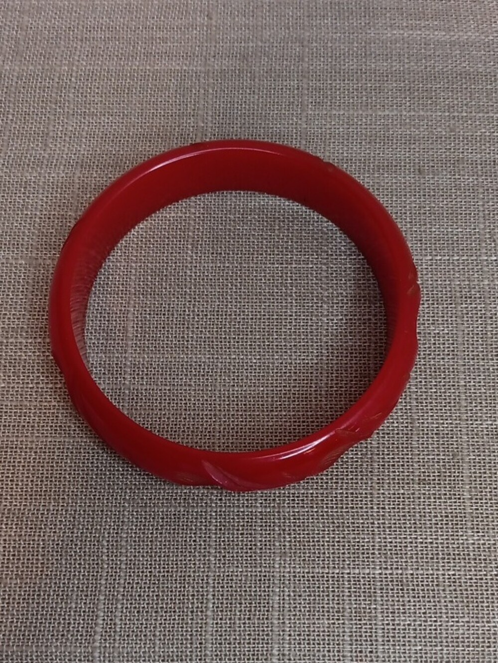 Carved Red Vintage Bakelite Bangle Bracelet - Picture 3 of 5